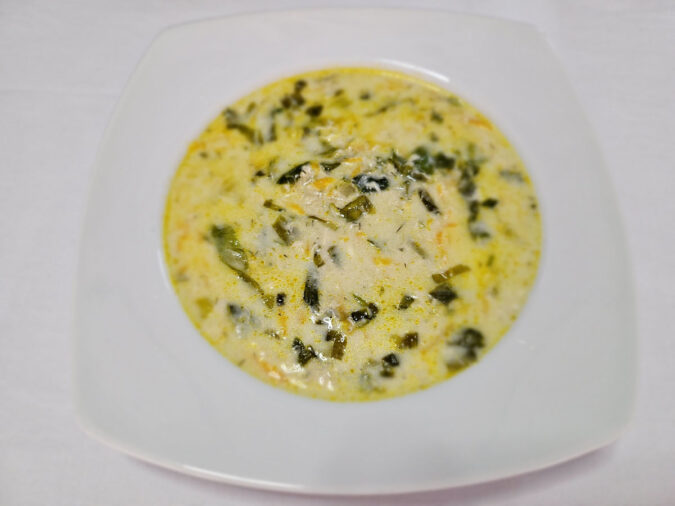 CIORBA DE SALATĂ VERDE CU ZDENȚE DE OU 2.4 Kg