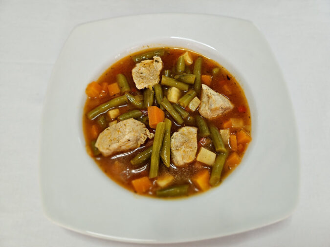 CIORBĂ DE FASOLE VERDE CU CARNE DE PORC ȘI BULION