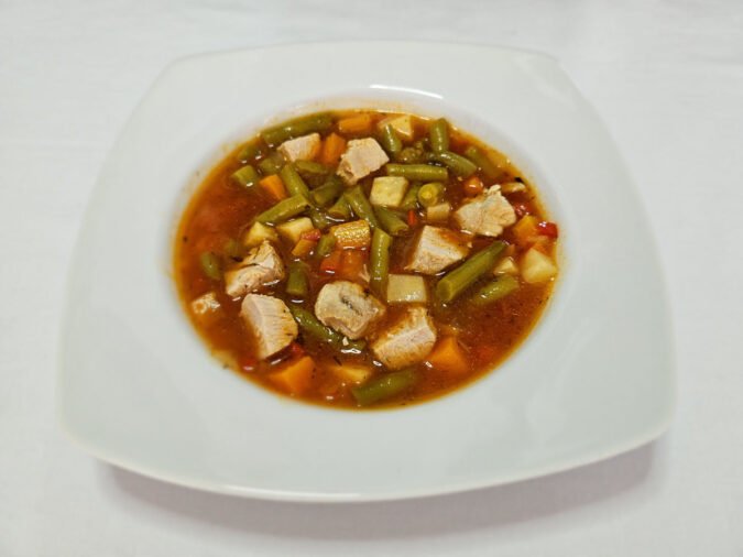 Ciorba de fasole verde cu carne de pui si bulion